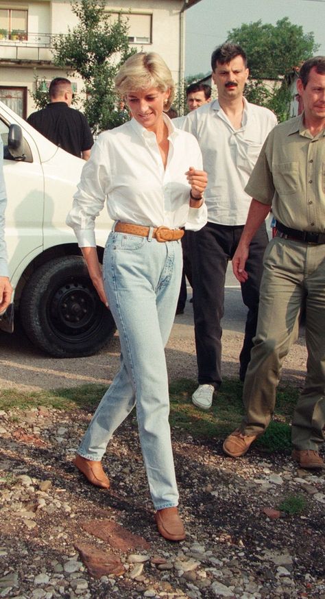 28 times Lady Diana’s casual looks inspired us | Vogue Paris Diana Aesthetic, Diana Outfits, Stile Kylie Jenner, Princess Diana Fashion, Look Jean, Princes Diana, Diana Fashion, Lady Diana Spencer, Diana Spencer