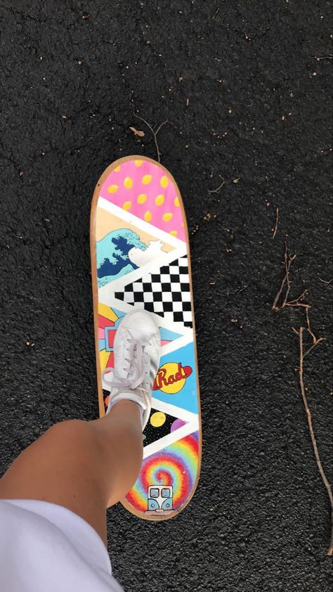 Skateboard Design Diy Paint, Painted Skateboard, Skateboard Designs, Custom Skates, Skateboarding Tricks, Skateboard Aesthetic, Skateboard Deck Art, Skateboard Art Design, Deck Art