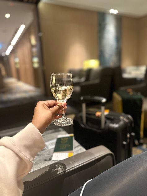 Airport lounge Business Lounge Airport, First Class Lounge Airport, Airport Lounge Aesthetic, Luxury Airport Lounge, Vienna Ball, Airport Vip Lounge, Lounge Aesthetic, Black Femininity Aesthetic, Airport Food