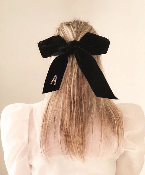 The Zoe Report on Instagram: “The chic hair accessories that'll make any look NYE ready — link in bio.⁠⠀ 📷: @lafemmebeige1 via @leletny⁠⠀” Holiday Hairstyles Easy, Monogram Bow, Bow Barrette, Pearl Bow, Holiday Hairstyles, Plaid Bow, Velvet Bow, Light Brown Hair, Crystal Pearls