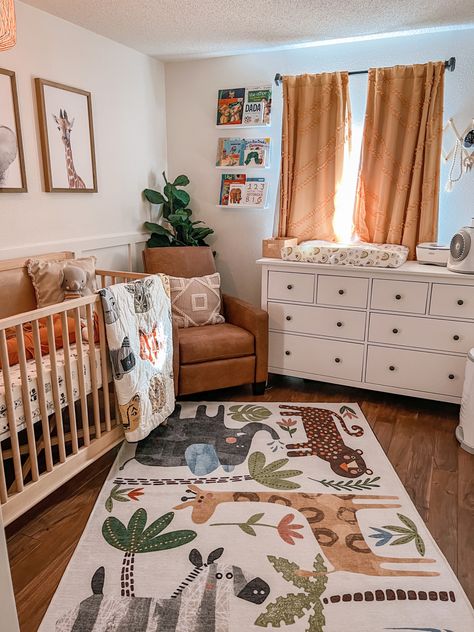 Zoo Nursery Theme Gender Neutral, Gender Neutral Nursery Apartment, Gender Neutral Nursery Jungle, Small Square Nursery Layout, Nursery Ideas For Apartments, Apartment Friendly Nursery Ideas, Cute Nursery Ideas Gender Neutral, Nursery With Natural Wood Crib, Nursery Gender Neutral Themes