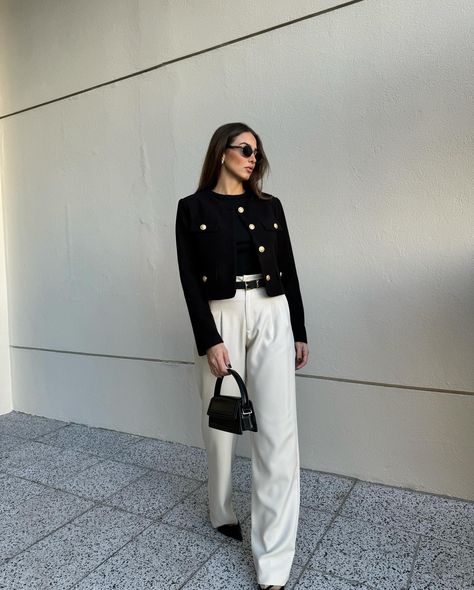 OLDMONEY STYLE 🖤🤍 //. referências regata zara casaco cropped com abas calça alfaiataria duas pregas compre on-line: www.tyli.com.br Zara Crop Jacket Outfit, Zara Vest Outfits For Women, Black Cropped Blazer Outfit, Zara Outfit 2024, Cropped Blazer Outfit, Cropped Jacket Outfit, Vest Outfits For Women, Zara Style, Look Zara