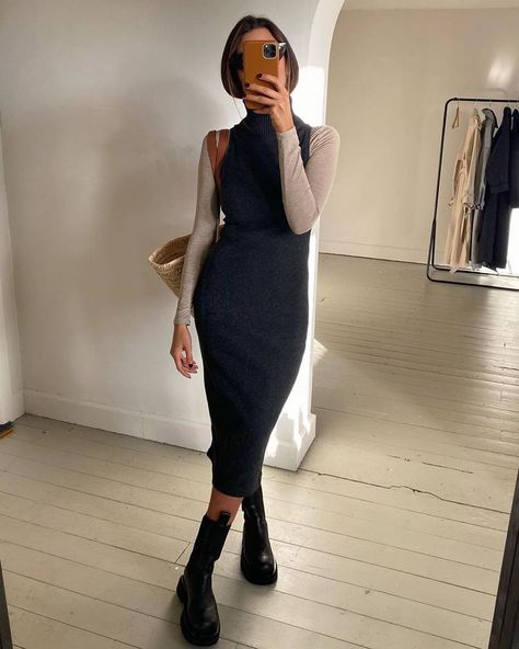 Ribbed Dress Outfit, Rainboots Outfit, Knitted Dress Outfit, Layering Outfits Fall, Rain Boot Outfit, Dress Layering, Sleeveless Knit Dress, Winter Dress Outfits, Ribbed Dress