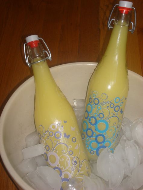 Cream Limoncello Recipe, Italian Limoncello Recipe, Lemon Cello, Limoncello Recipe, Homemade Alcohol, Specialty Drinks, Homemade Liquor, Lemon Bar, Liquor Recipes