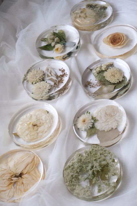 Dried Flowers Ideas Resin, Preserved Bridal Bouquet Resin, Wedding Bouquet Coasters, Wedding Flowers In Epoxy Resin, Resin Flower Decor, Pressed Flower Wedding Favor, Epoxy Wedding Decor, Resin Wedding Flower Preservation, Dried Flower Resin Coasters