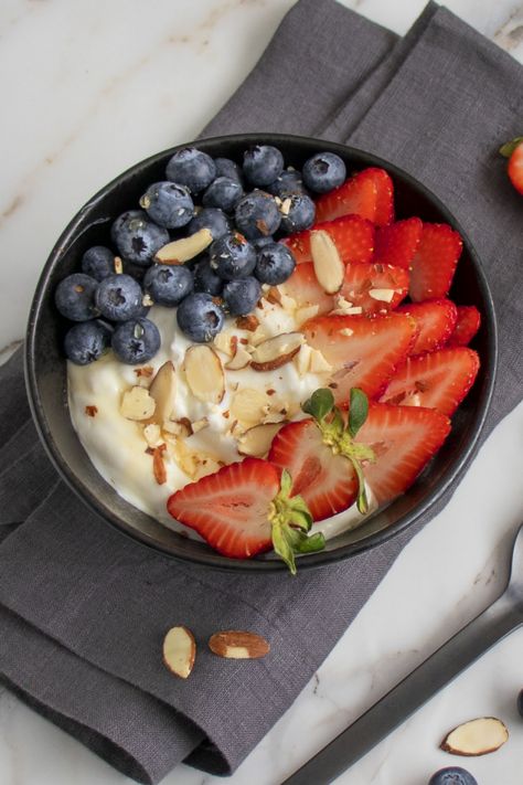 Fruit Bowl Yogurt, Greek Yogurt And Berries, Yoghurt Fruit Bowl, Greek Yogurt Granola Bowl, Greek Yogurt Fruit Bowl, Greek Yogurt Bowl Aesthetic, Ozempic Aesthetic, Greek Yogurt Aesthetic, Yogurt Aesthetics