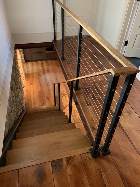 Cable Stair Railing, Case Minecraft, Interior Stair Railing, Modern Stair Railing, Interior Railings, Staircase Railing Design, House Staircase, Stair Railing Design, Stair Remodel