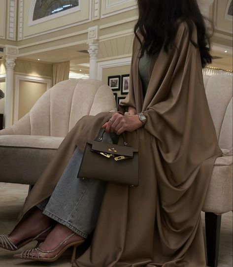 Khaleeji Abaya, Look Kylie Jenner, Abaya Outfit, Chique Outfit, Modesty Outfits, Mode Abaya, Modest Fits, Modesty Fashion, Abaya Designs