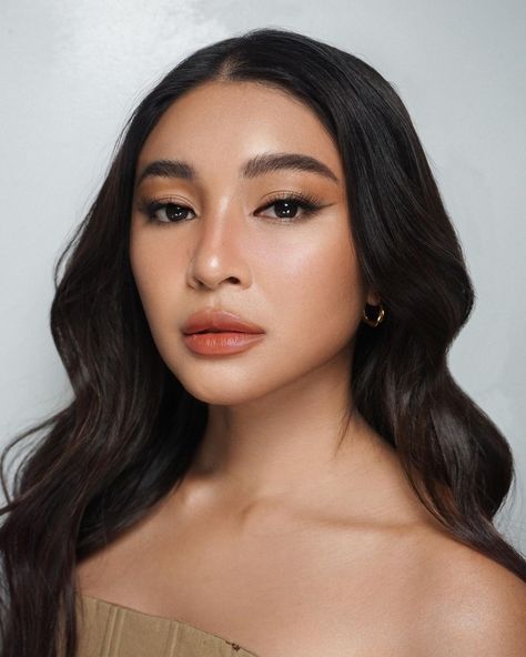 Makeup Filipino Skin, Make Up For Graduation Pictorial Morena, Graduation Makeup Ideas Morena, Morena Makeup Filipina Graduation, Graduation Makeup For Morena, Graduation Make Up Look For Filipina, Make Up For Graduation Pictorial, Moving Up Pictorial, Nadine Lustre Makeup