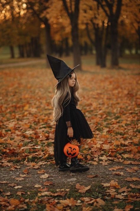 Halloween Mini Session, Witch Photos, Halloween Photography, Hallowen Costume, Witch Halloween Costume, Halloween Photoshoot, Halloween Inspo, Fall Photoshoot, Halloween Photos