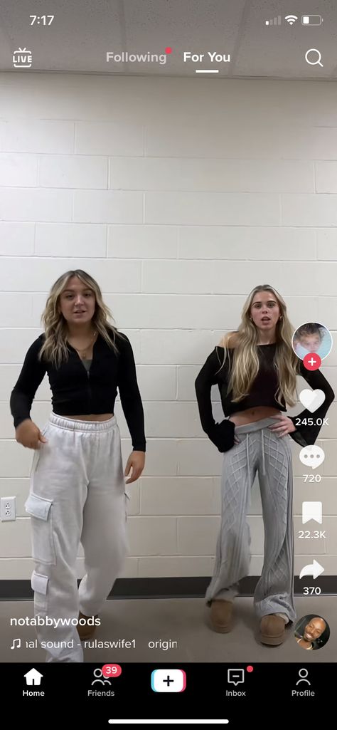 Open Leg Sweatpants Outfit, Sweatpants And Tank Top Outfits, Sweatpants Outfit Lazy, Outfit Sweatpants, Girl Sweatpants, Cozy Outfits, Sweatpants Outfit, Crazy Outfits, Tank Top Outfits