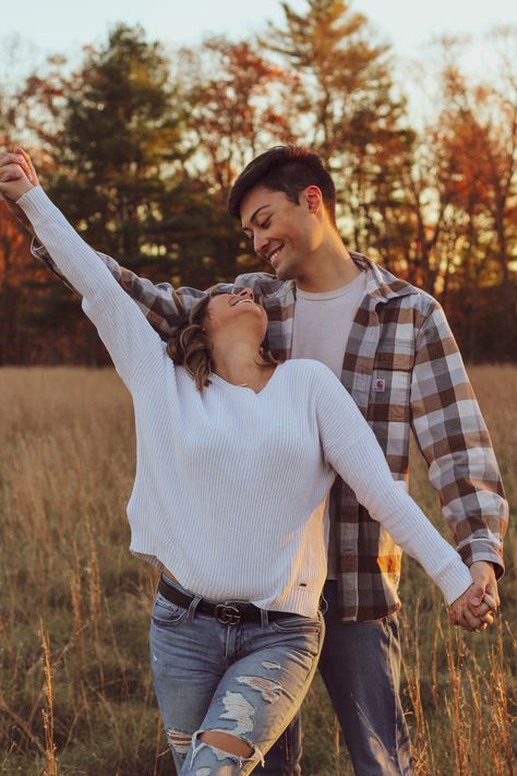 Christmas Field Pictures, Outfit Ideas Couples Photoshoot, Picture Poses Ideas For Couples, Fall Couple Photos Outfits Casual, Teenage Couple Photoshoot Ideas, Smiling Couple Pictures, Couples Photoshoot Fall Outfit, Cute Fall Couples Pictures, Fall Couple Outfit Ideas