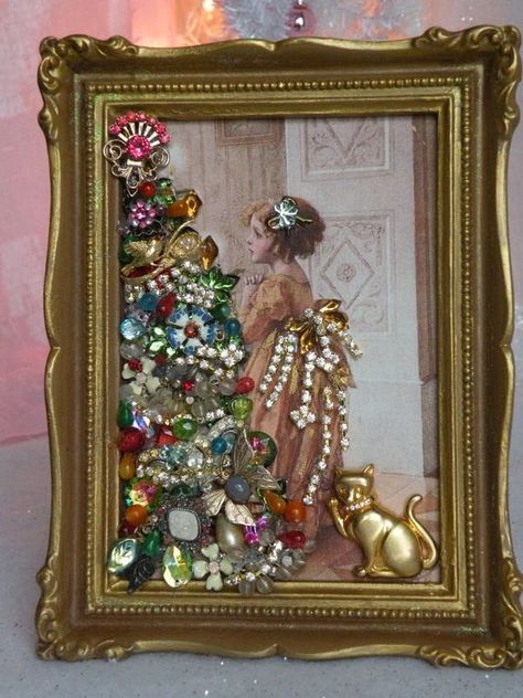 Jewelry Collage, Christmas Posters, Old Jewelry Crafts, Costume Jewelry Crafts, Vintage Jewelry Diy, Jeweled Christmas Trees, Vintage Jewelry Ideas, Jewelry Frames, Vintage Jewelry Repurposed