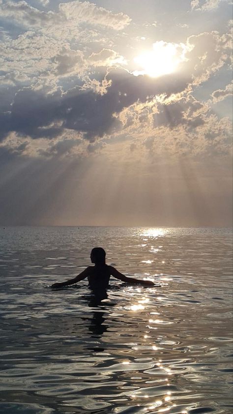 Aesthetic figure in the ocean at golden hour Happy Personality Aesthetic, Aesthetic Sea Pictures, Dark Happy Aesthetic, Wallpaper Aesthetic Ocean, Ocean People Aesthetic, Aesthetic Ocean Pictures, Island Aesthetic Dark, Yellow Personality, Ocean Lover Aesthetic