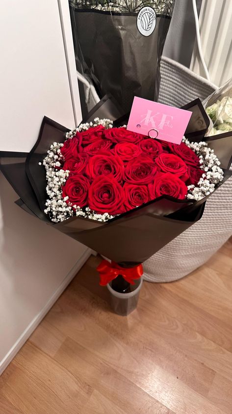 20 Luxury Red Roses with Gypsophila/Babybreath rim. Comes with black or white wrap. Includes 2 flower feed sachets and a personalised note. Please include what you would like to be written in the personalisation box or send me a message after ordered. Red Rose Bouquet Black Wrap, Rose Bouquet Wrapping, Red Flower Bouquet, Red Roses Bouquet, Roses Bouquet Gift, Luxury Bouquet, Quinceanera Ideas, Red Rose Bouquet, Boquette Flowers