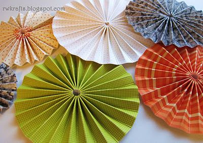 RWKrafts: How To Tuesday - Make Easy Paper Rosettes Paper Medallions, Paper Fan Decorations, Pinwheels Paper, Paper Rosettes, Paper Fans, Paper Garland, Fall Ideas, How To Make Paper, Paper Projects