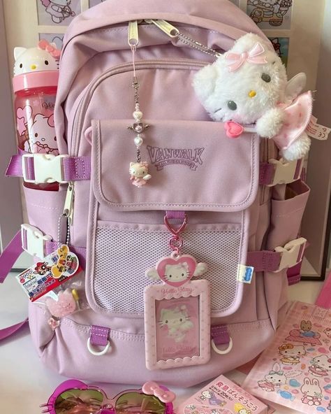 Mochila Kpop, Sanrio Backpack, Pretty School Supplies, Sanrio Stuff, Stylish School Bags, School Bag Essentials, Aesthetic Backpack, Crocheted Bags, Inside My Bag