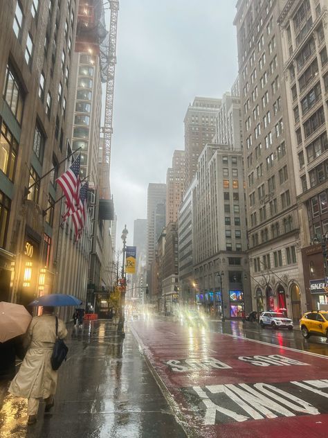 NYC winter inspo rainy new york aesthetic Rainy New York Aesthetic, Old Money Girl Aesthetic, Money Girl Aesthetic, Dream Life Rich, Rainy New York, Old Money Girl, It Girl Vibes, Aesthetic Picture Ideas, Old Hollywood Aesthetic