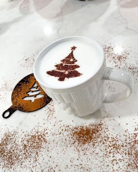 A Christmas State of Mind (@achristmasstateofmind) • Instagram photos and videos Coffee Christmas Tree, Christmas Coffee Bar Ideas, Coffee Shop Christmas, Christmas And Coffee, Christmas Cafe, New Year's Drinks, Christmas Tree Stencil, Marshmello Wallpapers, Cocktail Food