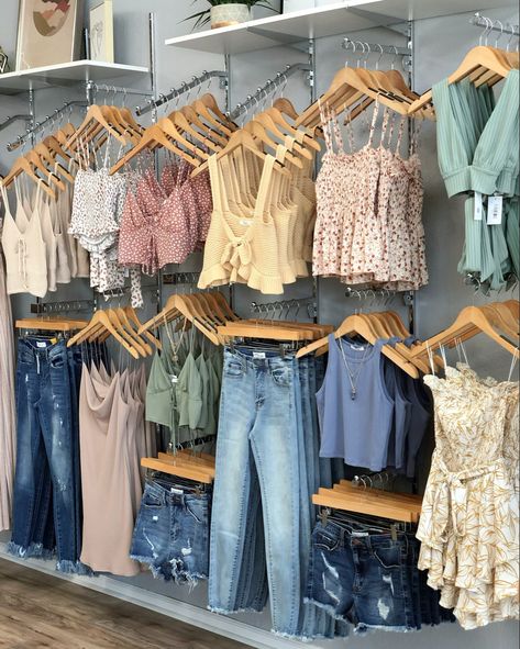 Boutique display Butic Decoration, Boutique Displays Clothing, Display Clothing Ideas, Retail Clothing Display Ideas Boutiques, Clothing Shop Ideas Boutiques, Western Boutique Interior Design, Clothes Magazine Design, Clothe Store Ideas, Small Boutique Layout Ideas