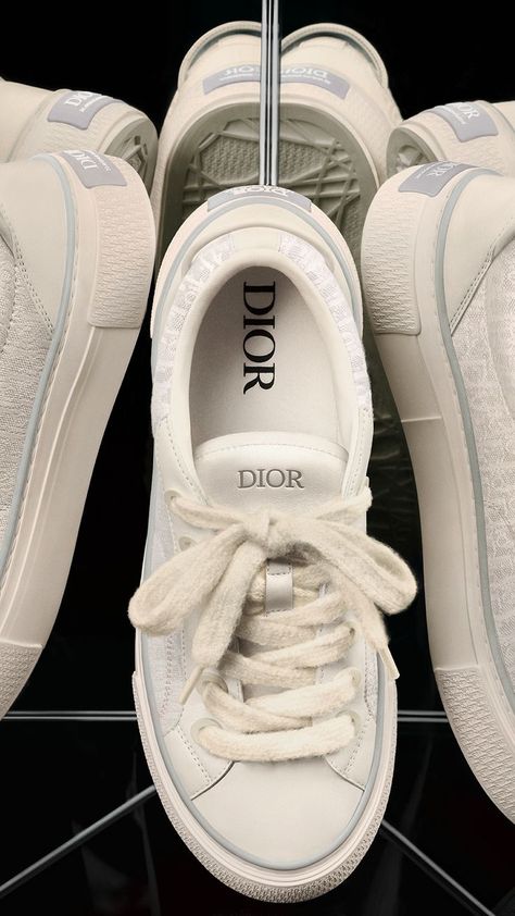 Kitted out with the Dior Oblique Jacquard, the B33 Sneakerby Kim Jones is one of Dior's Autumn-Winter 2023 handsome main characters, so it makes the perfect phone wallpaper. Dior Clothes Casual, Sneaker Wallpaper, Dior Clothes, Dior Wallpaper, Sneakers Wallpaper, Dior Sneakers, Kim Jones, Best Casual Outfits, Dior Oblique