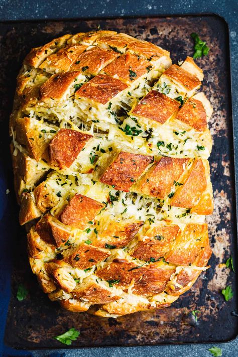 Cheesy Pull-Apart Garlic Bread Christmas Garlic Bread, Cozy Autumn Recipes, Cozy Food Recipes, Autumn Dinner Recipes, Cozy Desserts, Kalejunkie Recipes, Pull Apart Garlic Bread, Turkey Rub, Cheesy Pull Apart Bread