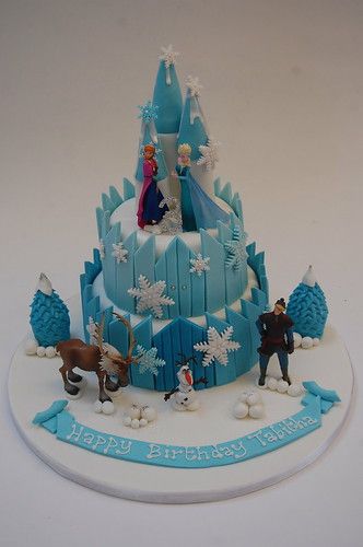 Ice Castle Cake, Frozen Birthday Party Cake, Frozen Themed Birthday Cake, Pastel Frozen, Castle Birthday Cakes, Disney Frozen Cake, Frozen Theme Cake, Frozen Bday Party, Disney Frozen Birthday Party