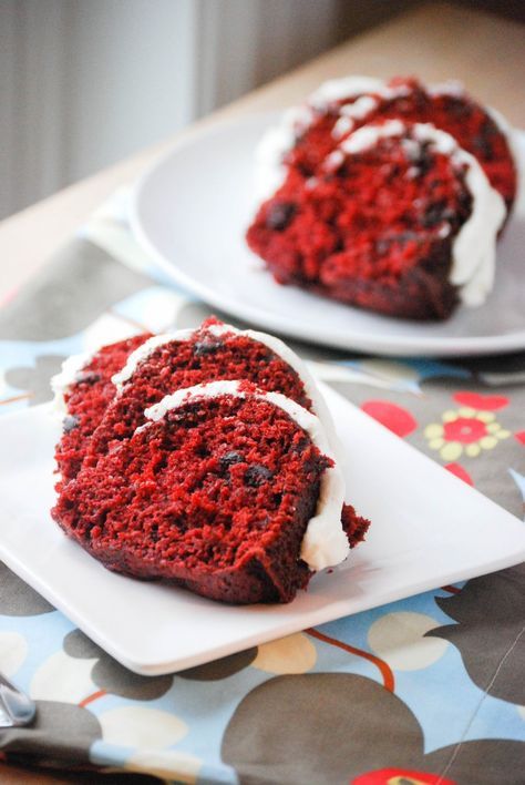 Red Velvet Chocolate Chip Bundt Cake--Topping this cake with white chocolate buttercream takes it to another level! Cake With Chocolate Chips, Chocolate Chip Bundt, Red Velvet Bundt Cake, Red Velvet Chocolate, Chocolate Chip Bundt Cake, Cake Bundt, Cupcakes Red Velvet, Bolo Red Velvet, Cocoa Cake