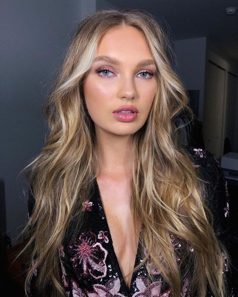 Angels of Victoria's Secret — Romee Strijd Messy Waves Hair, Romee Strijd, Vs Models, Josephine Skriver, Elsa Hosk, Clipuri Video, Haircuts For Long Hair, Dark Blonde, Dream Hair