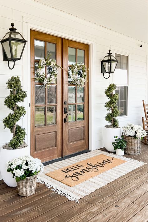 Spring Porch Decor, House Front Porch, Front Porch Design, Front Door Porch, Farmhouse Front, Casa Exterior, Front Porch Decorating, Home Entrance Decor, Porch Design