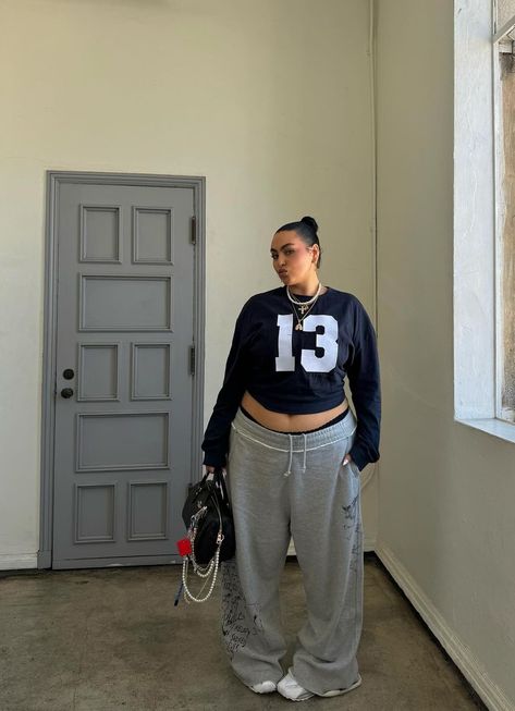 Plus Size Harajuku Fashion, Plus Y2k Outfits, Midsize Sweatpants Outfit, Plus Size Outfits Apple Shape, 2000s Fashion Outfits Plus Size, Plus Size Grunge Outfits 90s, Masc Fem Outfits, Outfit Ideas Chubby, Outfits For Thick Body Type