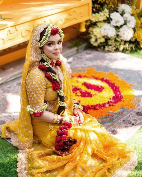 Mehendi Looks For Bride, Bride Bengali, Haldi Look For Bride, Haldi Poses For Bride, Bangladeshi Bride, Haldi Ceremony Outfit, Haldi Dress, Bridal Jewellery Inspiration, Bride Photos Poses