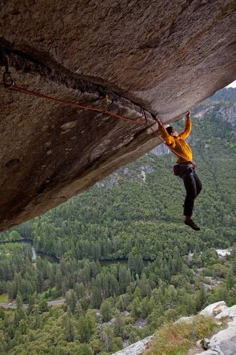 Alex Honnold on Separate Reality…  I am not afraid of heights, but just looking at this gives me vertigo. Ice Climbing Gear, Alex Honnold, Freetime Activities, California Pictures, Extreme Sport, Climbing Gear, Rock Face, Rock Climbers, Ice Climbing