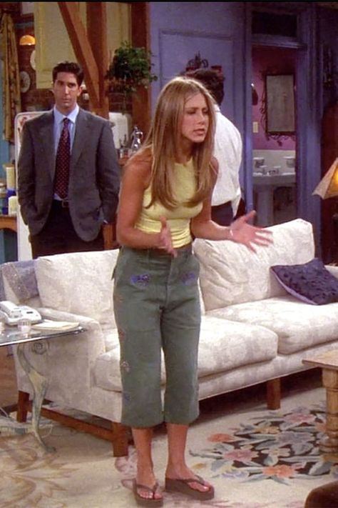 Rachel Green Friends Fashion - Rachel Green's Best Outfits on Friends Estilo Rachel Green, Rachel Green Friends, Rachel Green Style, Friends Outfits, Rachel Green Outfits, Style Vert, Rachel Friends, Friends Dress, Capri Outfits