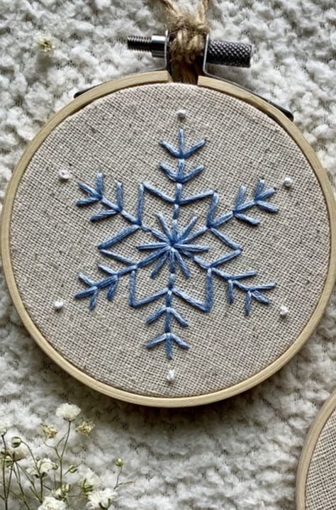 Hand Embroidery Snowflakes, Snow Embroidery Patterns, Christmas Motifs Ideas, Christmas Embroidery Beginner, Simple Winter Embroidery Patterns, Snowflake Embroidery Ornament, Simple Winter Embroidery, Hand Embroidered Snowflakes, Small Christmas Embroidery Ideas