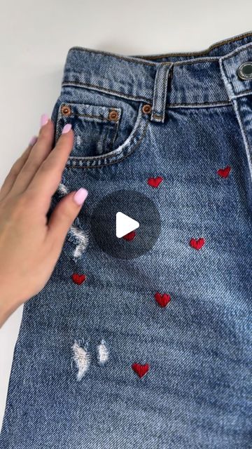 🧷 Trendy PDF sewing patterns on Instagram: "How to embroider cute hearts   Check out how you can add a cute little heart to any garment. Today, our #vikisews_sewinghacks post offers a simple embroidery tutorial that will add some flair to your jeans, shirt, or tank top.  1️⃣ Tie a knot at one end of the embroidery floss. Make the first stitch, bringing the needle from the wrong side to the right side of the fabric.  2️⃣ Move 1 cm (3/8”) to the side and make the second stitch. Don’t pull the thread tight; instead, create a small loop.  3️⃣ Make the third stitch below the previous ones, right in the center.   4️⃣ Place the loop below your remaining thread and pull it tight, creating a V-shaped stitch.  5️⃣ Drop a stitch below, shaping the middle of the heart.   6️⃣ Make a stitch at an angle Heart Stiching Sewing, Jeans Sewing Ideas Aesthetic, Jean Embroidery Tutorial, How To Sew A Heart On Jeans, Embroidery Designs In Jeans, Thread Work On Jeans, Small Heart Embroidery Tutorial, How To Sew A Heart Shape, Cute Simple Embroidery Designs