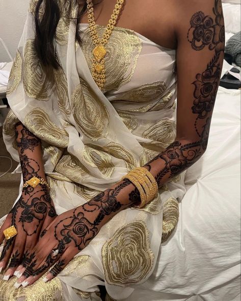 Somali Clothes, Somali Clothing, Somali Culture, Somali Wedding, Cute Henna Designs, Henna Style Tattoos, Cute Henna, Modern Henna, Henna Tattoo Designs Hand