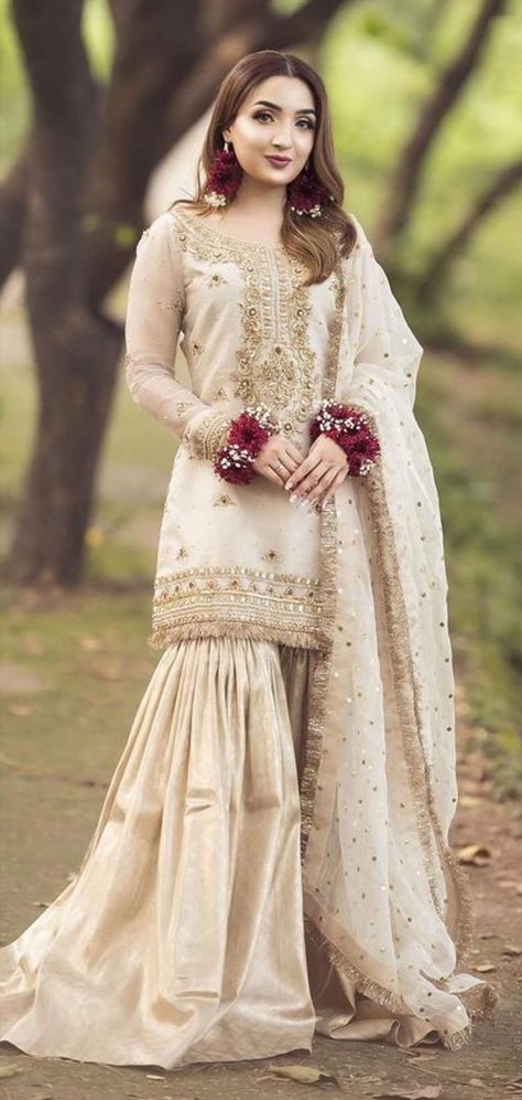 Pakistani Nikkah Bride, Modern Nikkah, Nikah Dress Pakistani, White Nikkah Dress, Pakistani Engagement Dresses, Simple Engagement Dress, Outfit Ideas 2022, Wedding Nikkah, Nikkah Bride