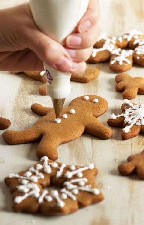 Gingerbread Cookie Icing, Icing For Gingerbread Cookies, Best Gingerbread Cookie Recipe, Best Frosting Recipe, German Gingerbread, Easy Gingerbread Cookies, Best Gingerbread Cookies, Cookie Decorating Icing, Cookie Icing Recipe