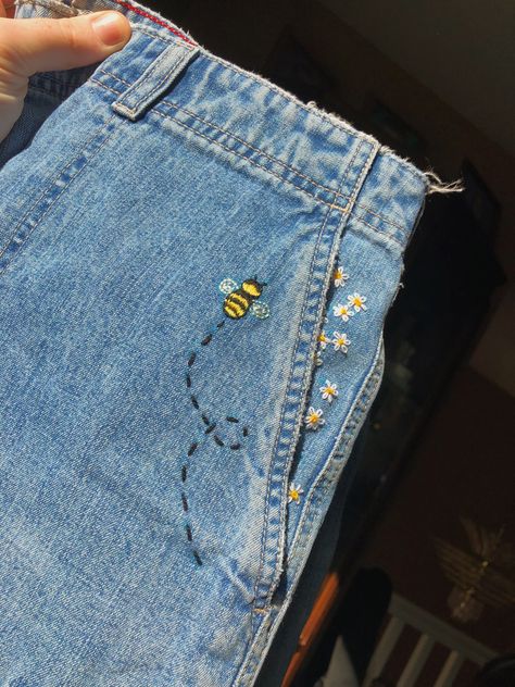 bumblebee embroidered jean shorts 🐝 Embroidery Jeans Diy, Clothes Embroidery Diy, Embroidered Denim Shorts, Denim Embroidery, Diy Jeans, Diy Vetement, Painted Jeans, Pola Sulam, Embroidery On Clothes