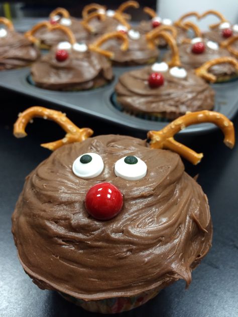 Rudolph the red nosed reindeer cupcakes Easy Holiday Desserts Christmas, Cupcakes Christmas, Reindeer Cupcakes, Holiday Desserts Christmas, Fun Cupcake Recipes, Recipes Holiday, Desserts Christmas, Christmas Easy, Cupcake Wars