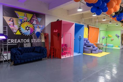 Creator Studio NY Peerspace Ideas, Content Creator Space, Video Studio Design Ideas, Content Creator Space Ideas, Content Creator Studio Space, Content Creator Studio Ideas, Influencer Studio, Photography Studio Wall Painting, Creator Studio Design