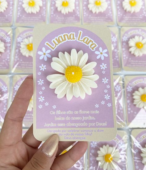 🌼Luana Lara🌼 Vela aromática de Margarida para lembrança de aniversário com cartão personalizado! Valor da unidade R$ 7,50 . ⚠️ Valor sujeito a alteração. Gostou ? Clica no link da bio e faça seu pedido ! Envio para todo Brasil 🇧🇷 📦 #lembrancinhaspersonalizadas #lembrancamaternidade #lembrancaspersonalizadas #lembranças #vela #margarida #chadebebe #lembrancafeitaamao #lembrancamaternidade #aniversario1ano #margarida #velamargarida #temamargarida #aniversario #chadebebe #chadefralda #ch... Candles Crafts, Candles