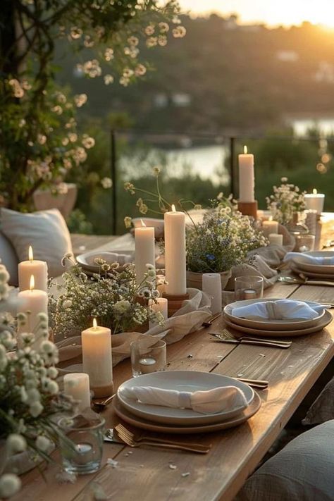 Outside Dinner Table Setting, Farm Table Dinner Party, Lunch Decorations Table Simple, Outdoor Tablescapes Ideas, Spring Wedding Table Decor Ideas, At Home Wedding Decorations, Decorating Wedding Tables, Minimal Dinner Party, Backyard Party Decorating Ideas