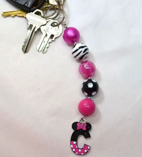 50 Ways to Make Beaded Keychains: Patterns with Tutorials Keychain Diy Ideas, Diy Bead Keychain, Bead Keychain Ideas, Diy Beaded Keychain, Classy Keychain, Beaded Keychains Patterns, How To Make Keychains, Diy Crafts Keychain, Purse Charms Diy