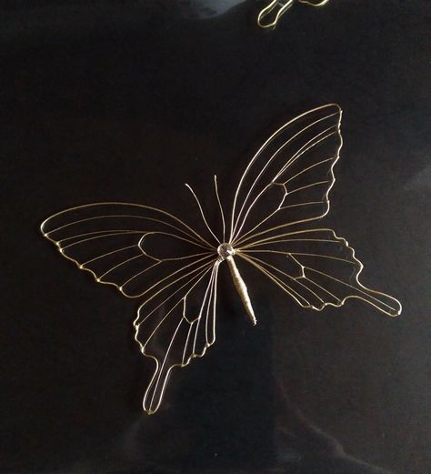 Diy Wire Fairy Wings, Simple Wire Sculpture Ideas, Wire Butterfly Diy Tutorials, Wire Butterfly Diy, Wire Sculpture Easy, Sculpture Wire Art, Wire Butterfly, Sculpture Wire, 3d Pen Art