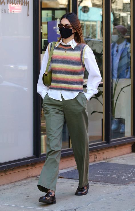 Kendall Jenner's $50 Striped Sweater Vest Is An Ideal Spring Piece 90s Dad Fashion, Vest Street Style, Knit Vest Outfit, Sweater Vest Outfit, Colorful Vest, Dad Fashion, Striped Vests, Vest Fashion, Vest Outfits