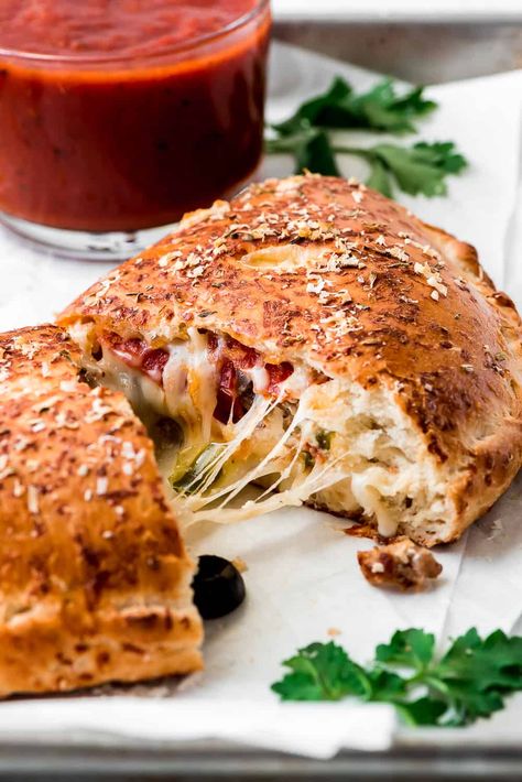 No Rise Pizza Dough, Calzone Recipe Easy, Homemade Calzone, Pizza Calzone, Calzone Recipe, Pizza Roll, Calzone Pizza, Clam Recipes, Pizza Recipes Dough