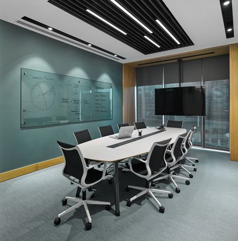 Meeting Room Design Office Modern, Modern Meeting Room Design, Boardroom Interior Design, Office Ideas Interior Design, Office Board Room, Office Meeting Room Interior, Board Room Design, Trading Office, Meeting Room Design Office