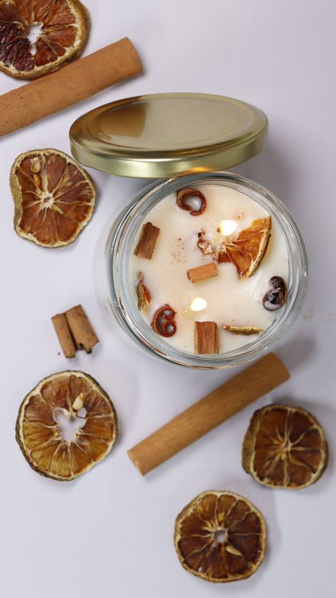 Make a Sweet-Smelling Cinnamon and Orange Candle for All-Year Christmas Vibe Apple Cinnamon Candles Diy, Homemade Orange Candles, Dried Orange Candles, Diy Candles With Dried Fruit, Christmas Scented Candles Diy, Homemade Candles With Essential Oils, Cinnamon Candles Diy, Christmas Candle Diy, Essential Oil Blends For Candles